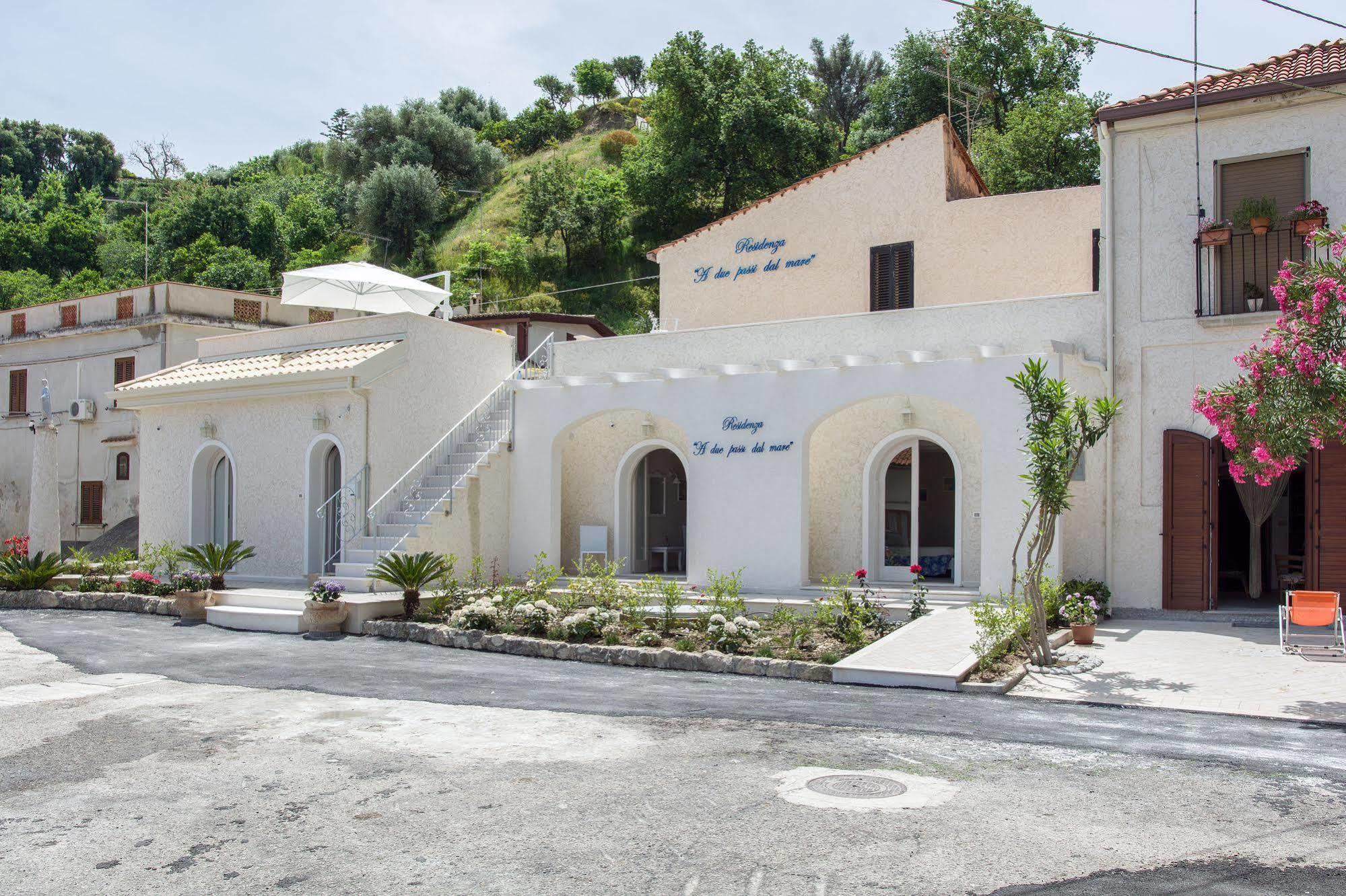 Отель Residenza A Due Passi Dal Mare Тропея Экстерьер фото